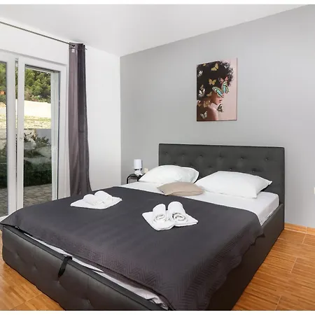 Apartment M&z Primosten